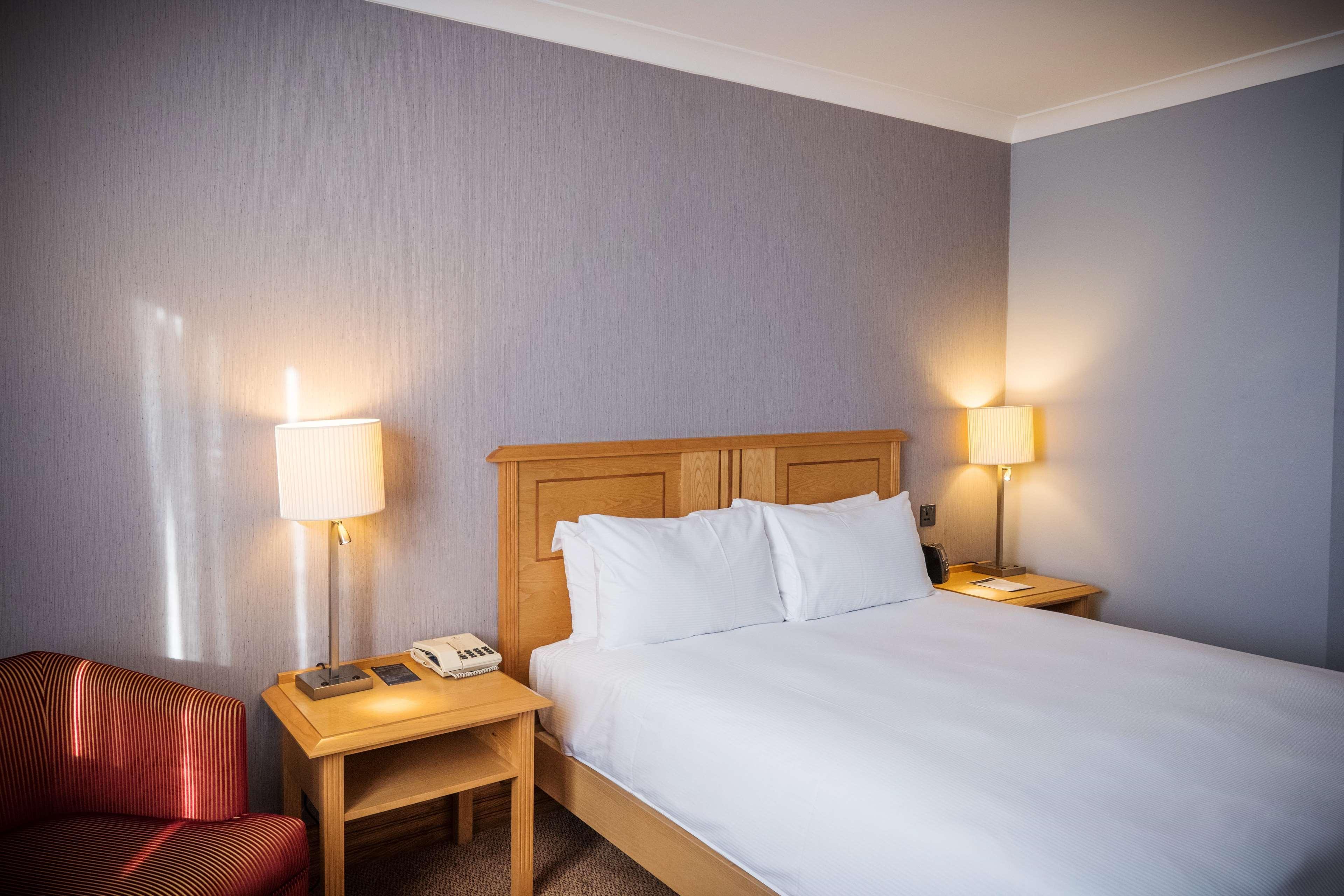Doubletree By Hilton Swindon Hotel Exterior photo