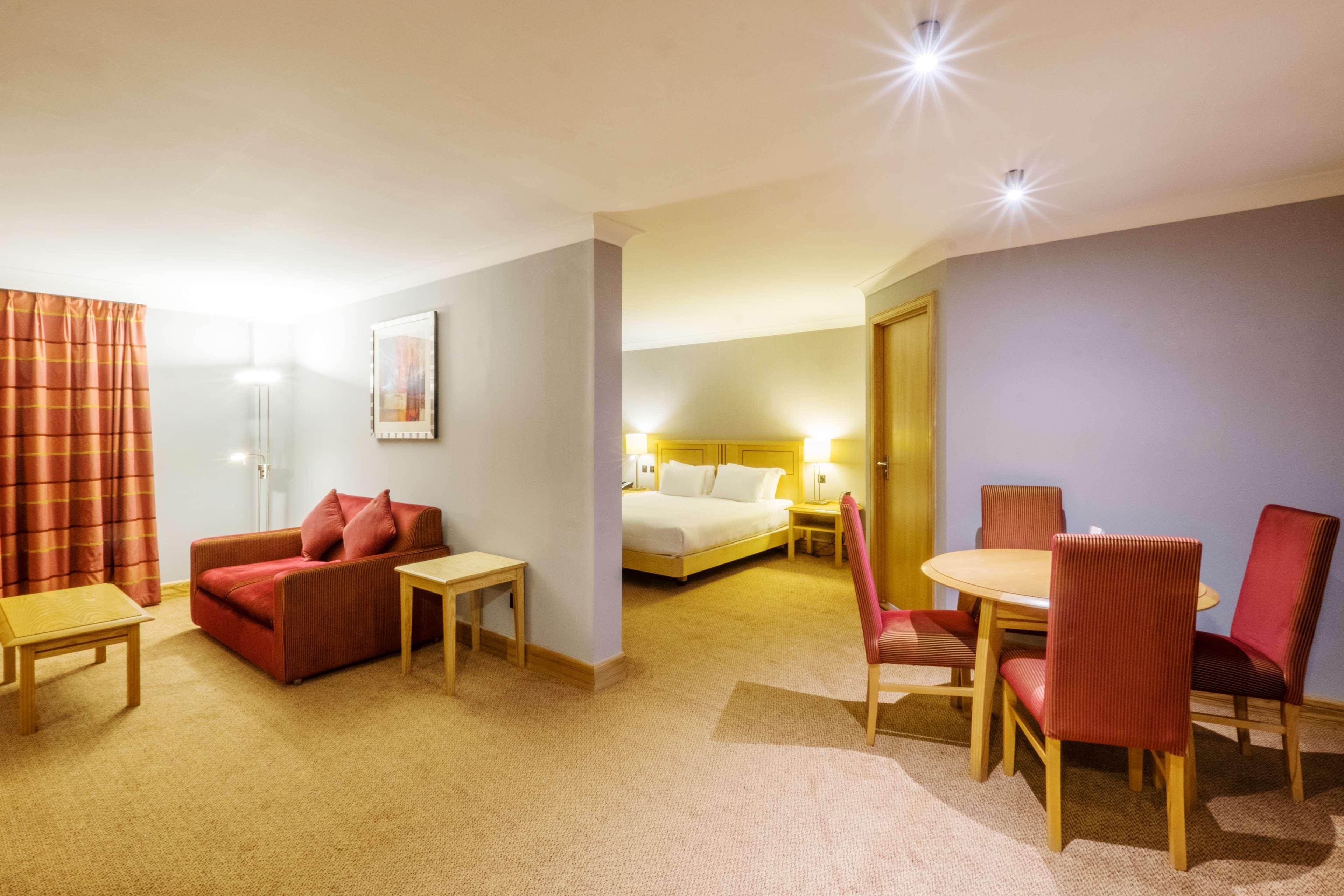 Doubletree By Hilton Swindon Hotel Exterior photo