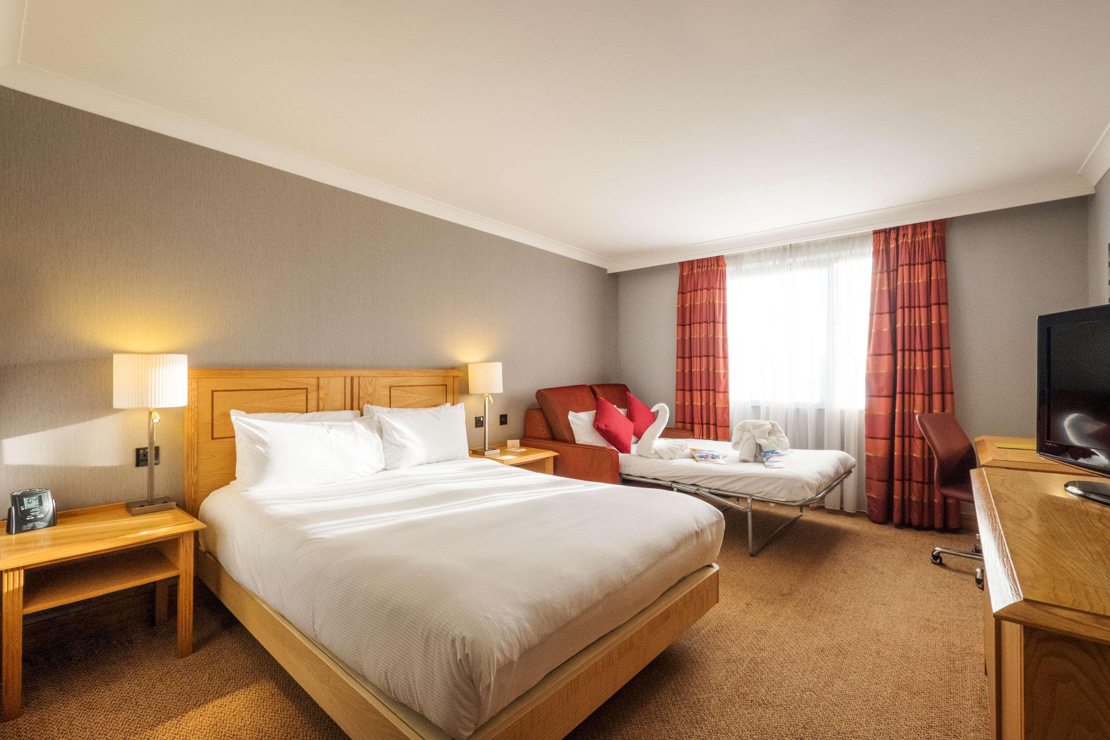 Doubletree By Hilton Swindon Hotel Exterior photo