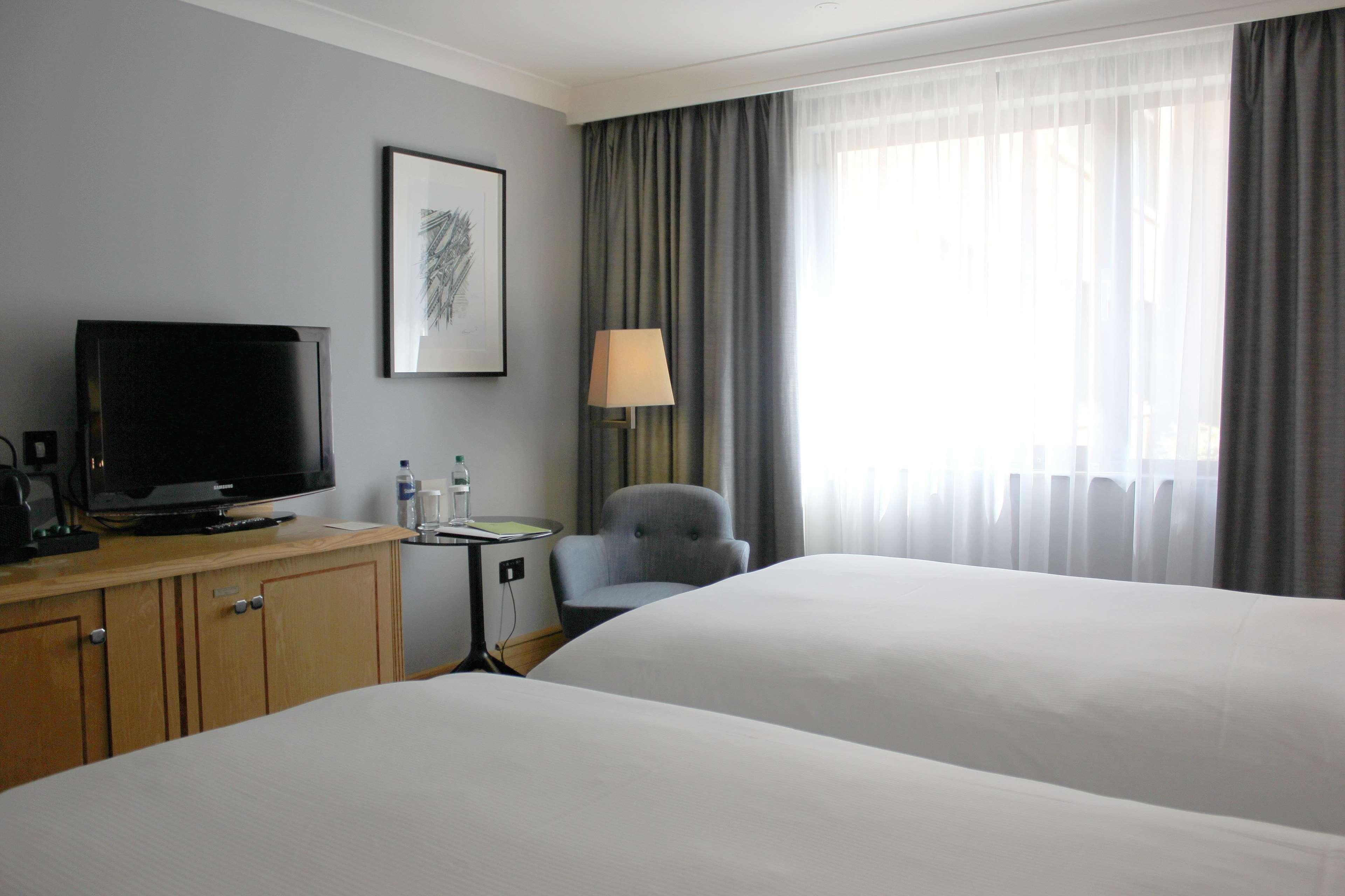 Doubletree By Hilton Swindon Hotel Exterior photo
