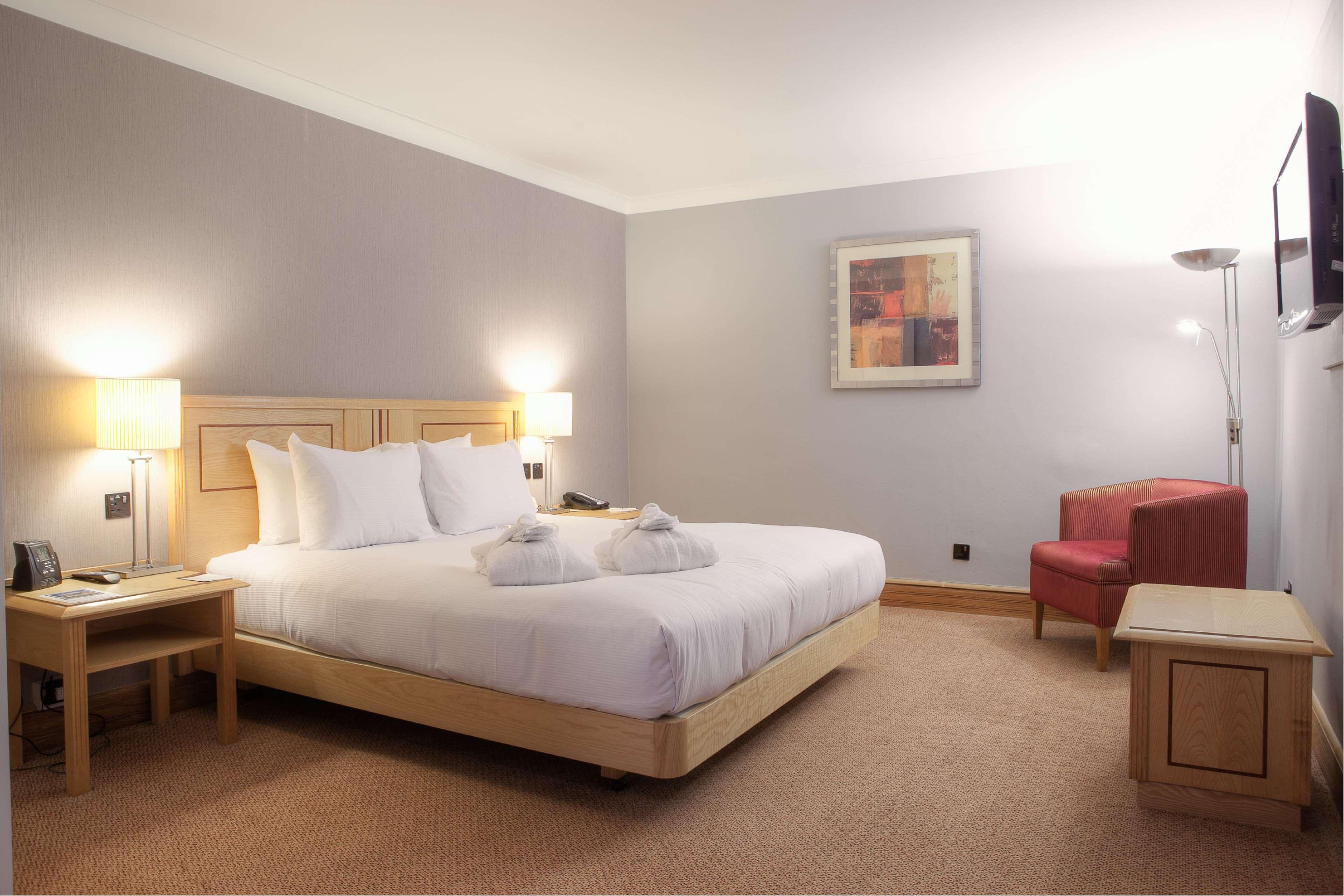 Doubletree By Hilton Swindon Hotel Exterior photo