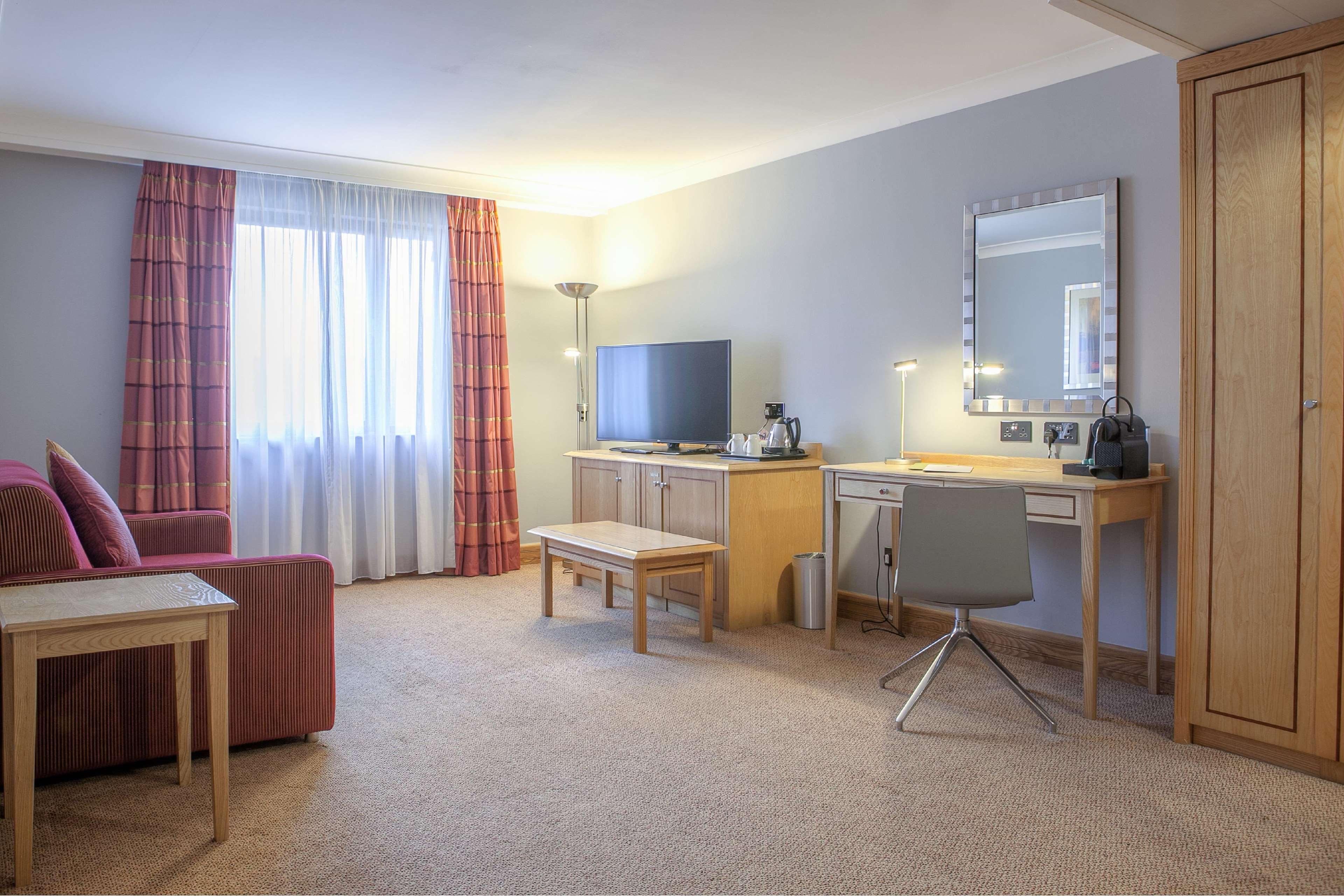 Doubletree By Hilton Swindon Hotel Exterior photo
