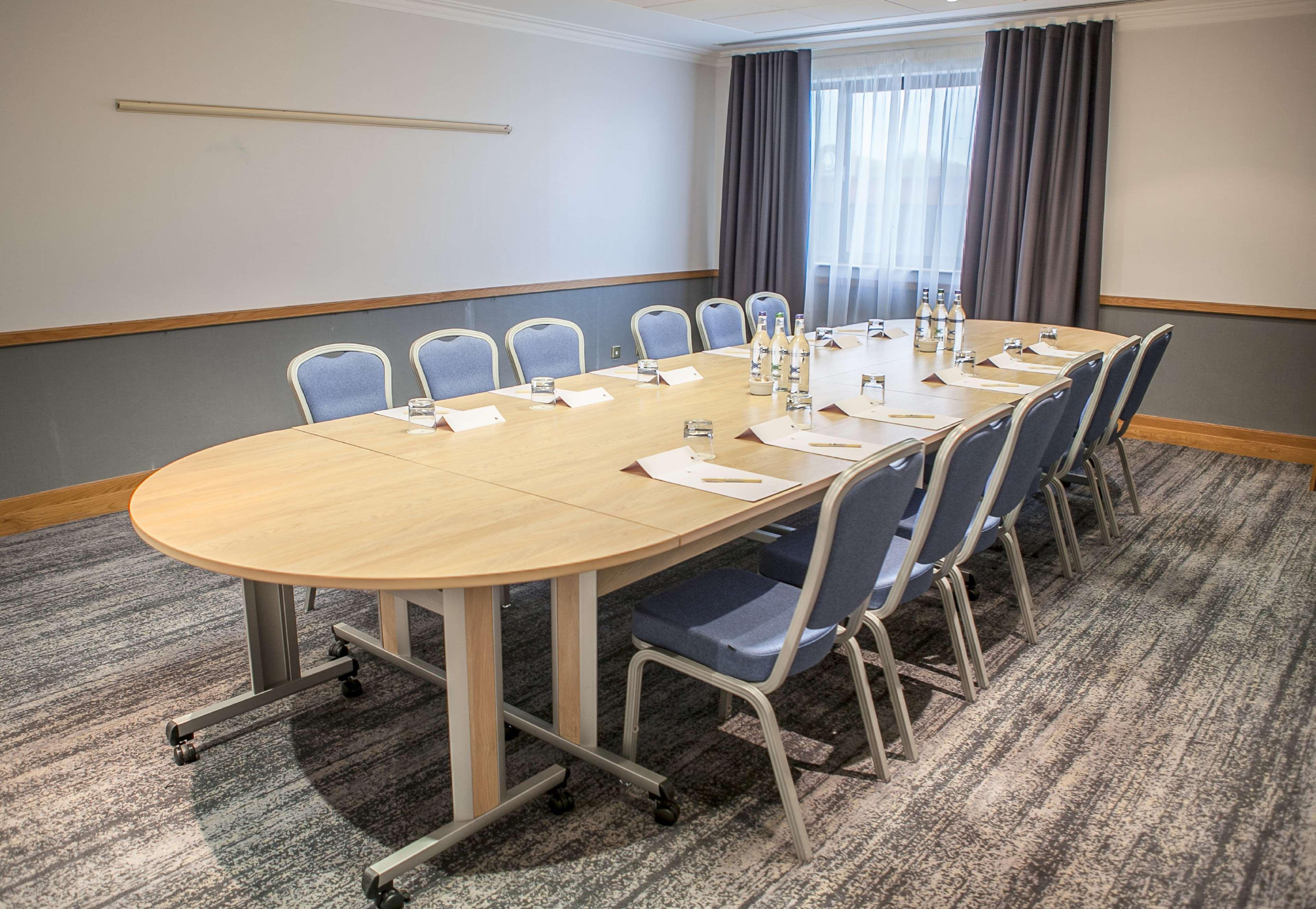 Doubletree By Hilton Swindon Hotel Exterior photo