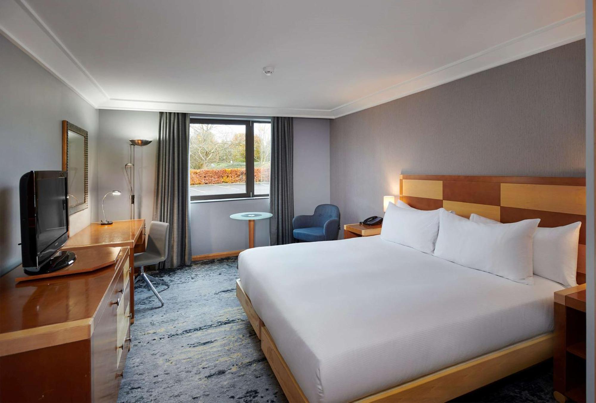 Doubletree By Hilton Swindon Hotel Exterior photo