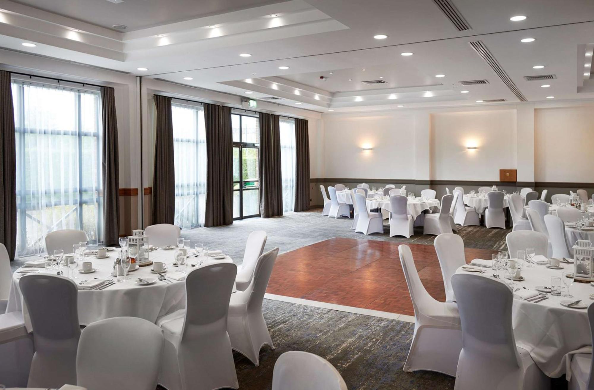 Doubletree By Hilton Swindon Hotel Exterior photo