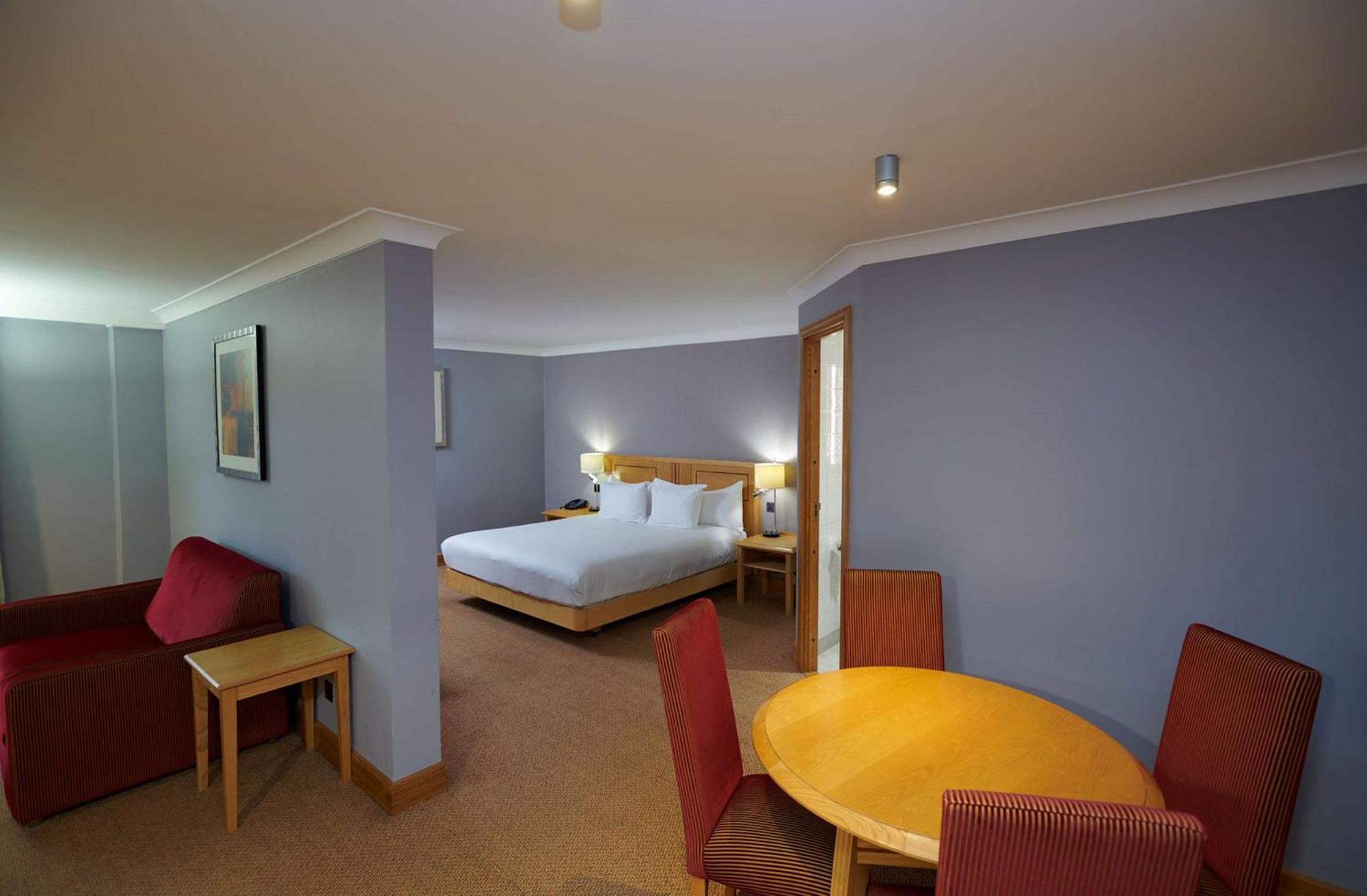 Doubletree By Hilton Swindon Hotel Exterior photo