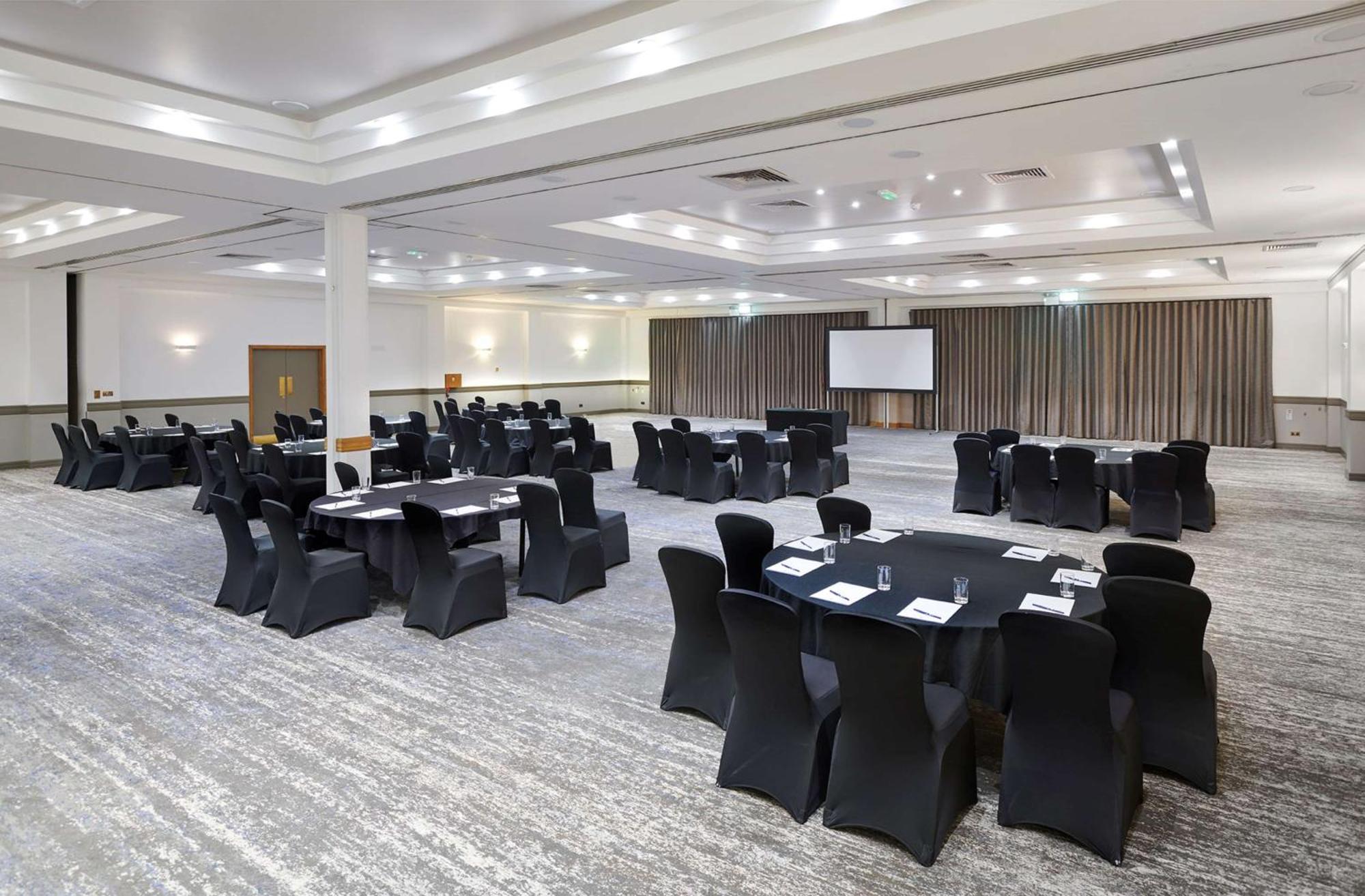 Doubletree By Hilton Swindon Hotel Exterior photo