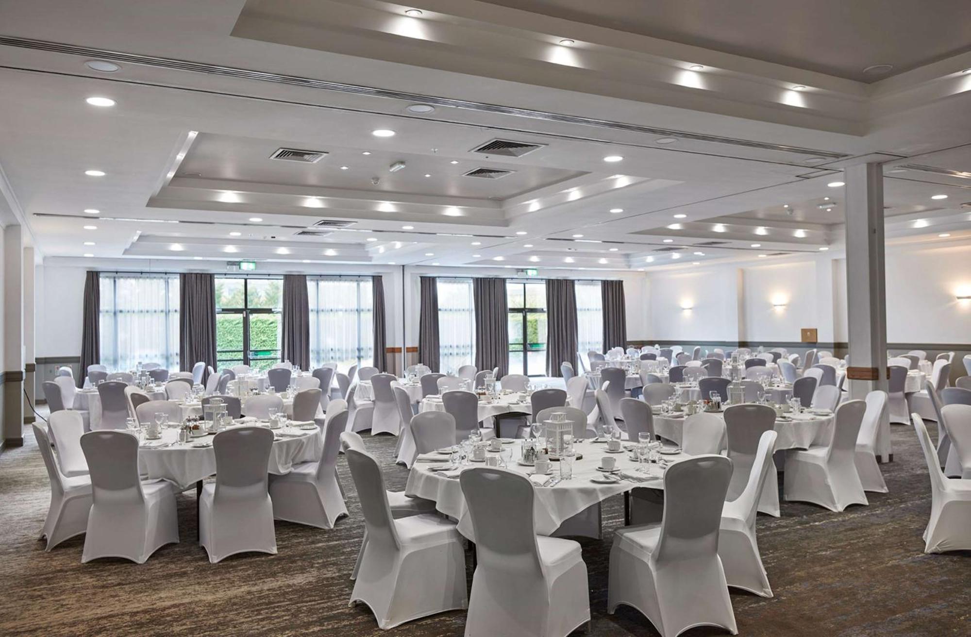 Doubletree By Hilton Swindon Hotel Exterior photo