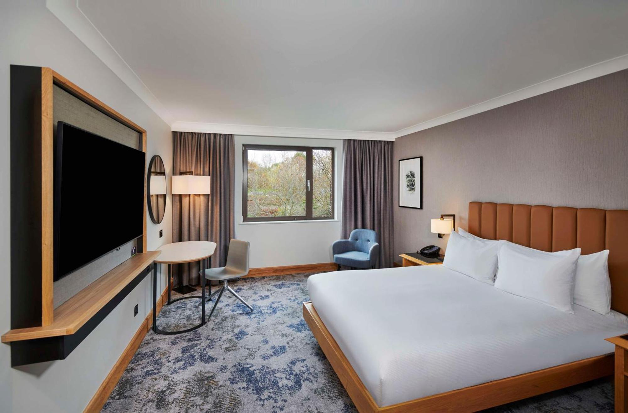 Doubletree By Hilton Swindon Hotel Exterior photo