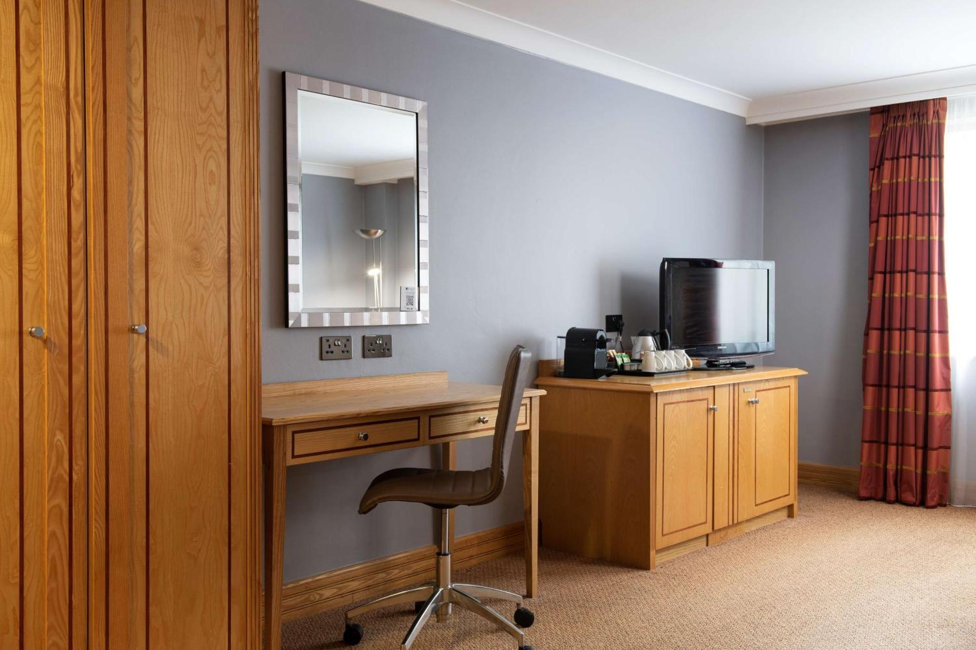 Doubletree By Hilton Swindon Hotel Exterior photo