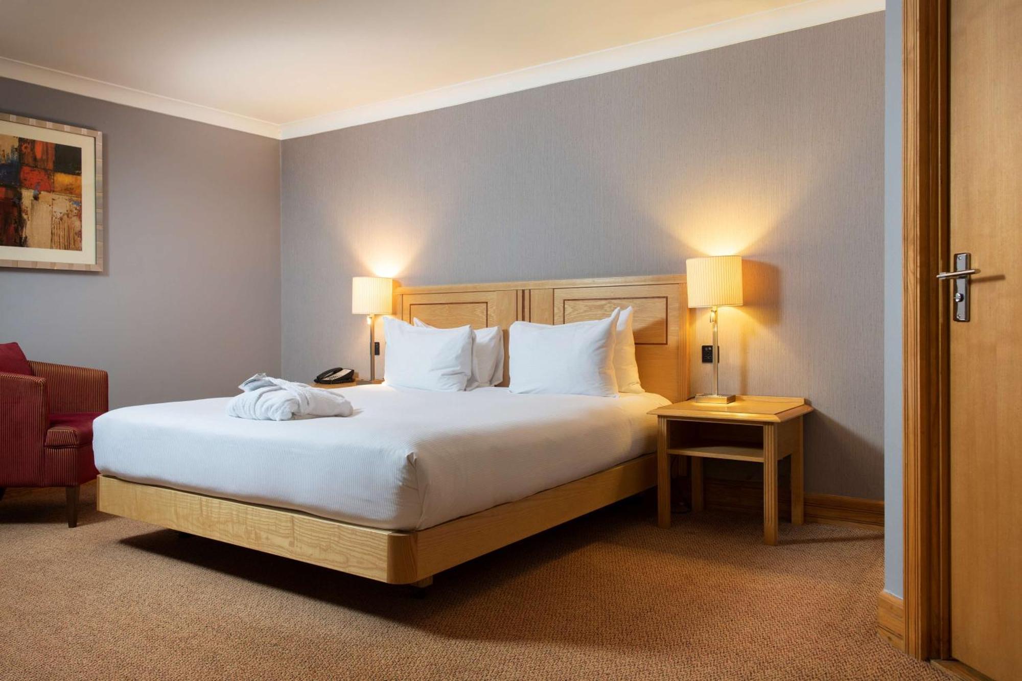 Doubletree By Hilton Swindon Hotel Exterior photo