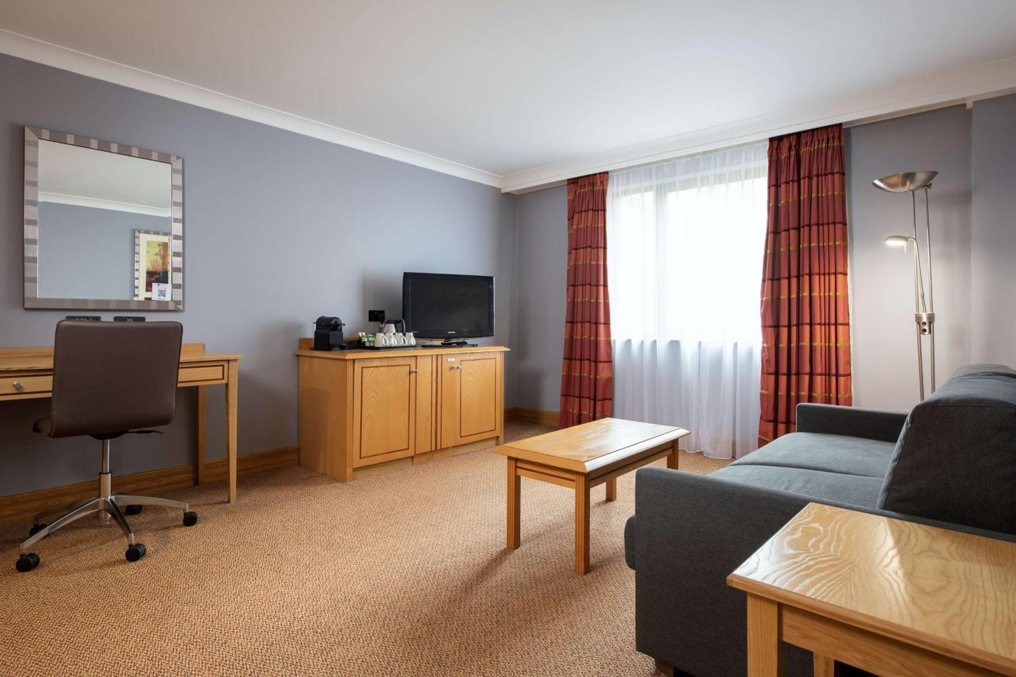 Doubletree By Hilton Swindon Hotel Exterior photo