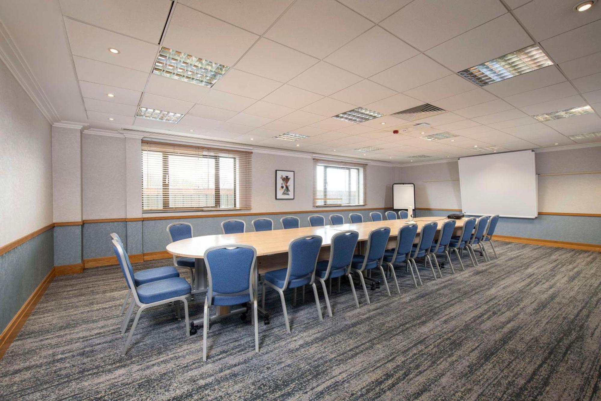 Doubletree By Hilton Swindon Hotel Exterior photo