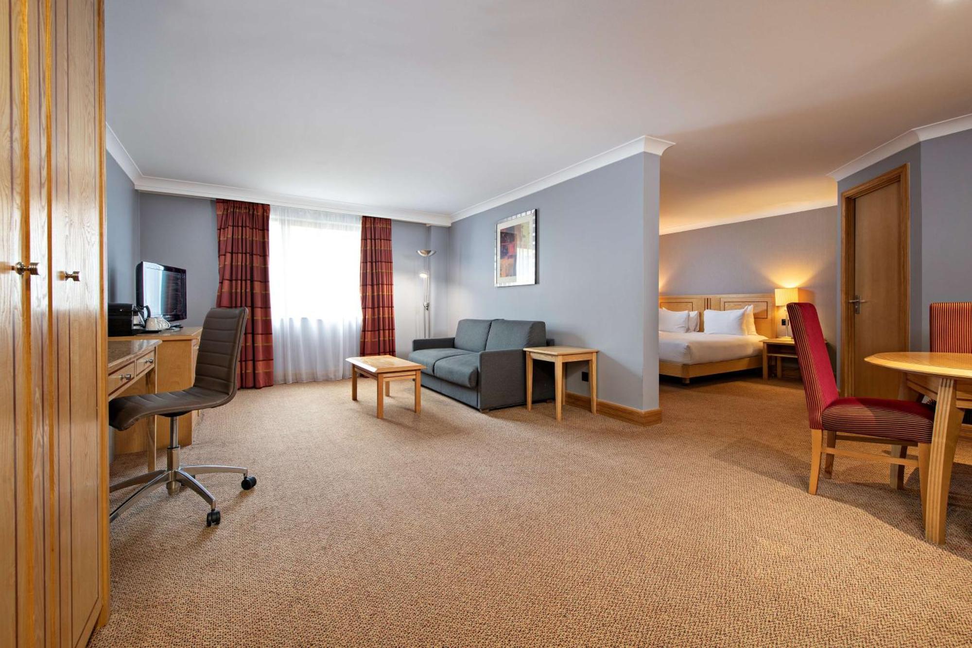 Doubletree By Hilton Swindon Hotel Exterior photo