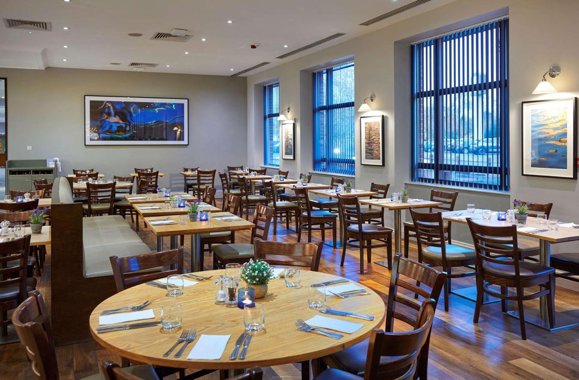 Doubletree By Hilton Swindon Hotel Exterior photo